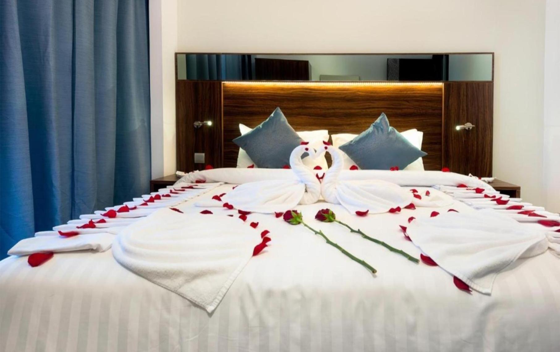 Empress Madani Palace Hotel Surrey Zewnętrze zdjęcie
